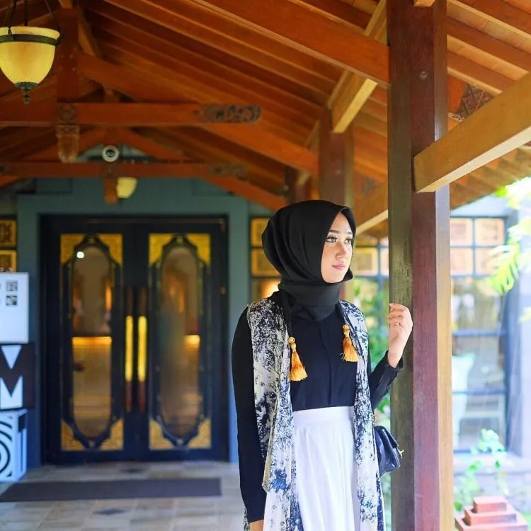 Intip Aksesoris Favoritnya Dian Pelangi, Yuk! Bisa Jadi Referensi Padupadan Tiap Hari 18