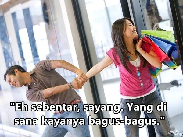 15 Gambar yang Bakal Ngungkapin Perasaan Asli Cowok Pas Diminta Nemenin Ceweknya Belanja 17