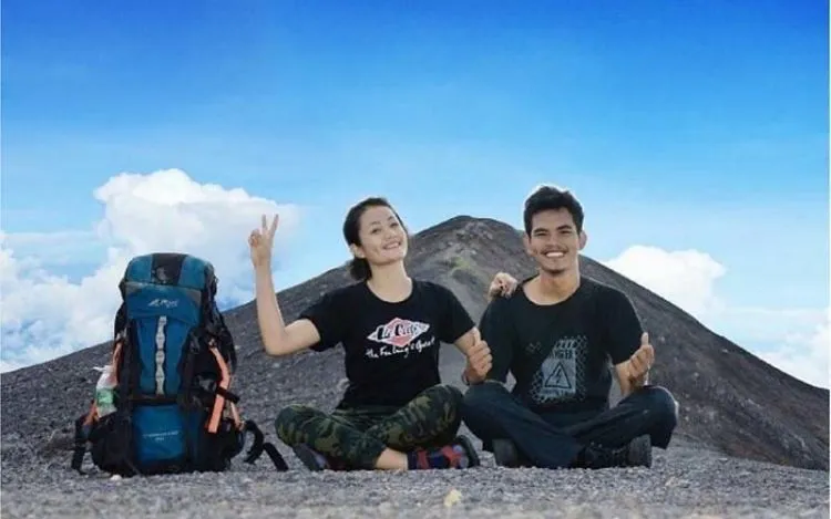 15 Potret Romantis Pasangan Pendaki yang Pamer Kemesraan. Bisa Bikin Kamu Baper Terus-terusan 25