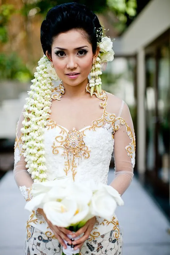 15 Kebaya Sederhana Ini Bisa Jadi Inspirasi Untuk Mempercantik Dirimu di Akad Nikah Nanti 26