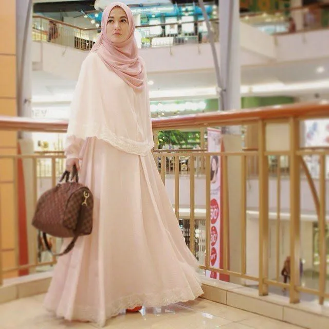 10 Style Kondangan Menawan Dengan Hijab Menutup Dada dan Long Dress. Meski Sederhana, Namun Tetap Memesona 14