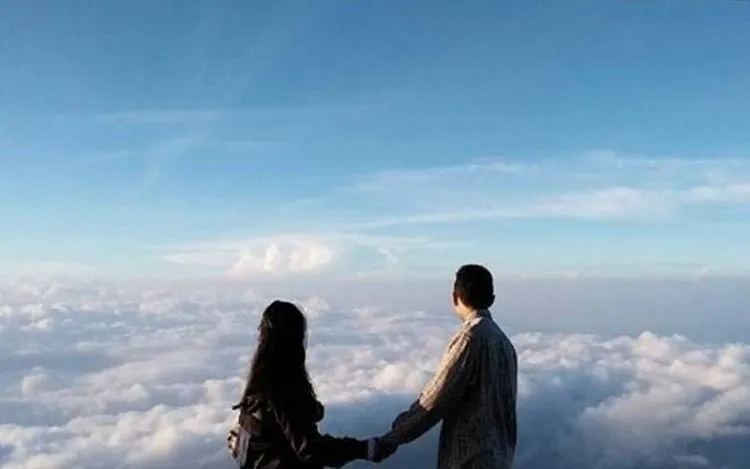 15 Potret Romantis Pasangan Pendaki yang Pamer Kemesraan. Bisa Bikin Kamu Baper Terus-terusan 26