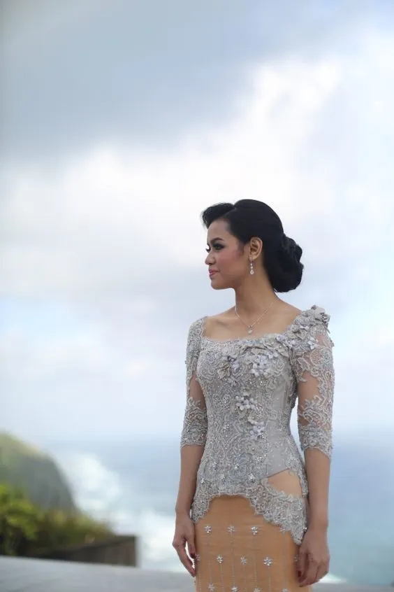 15 Kebaya Sederhana Ini Bisa Jadi Inspirasi Untuk Mempercantik Dirimu di Akad Nikah Nanti 25