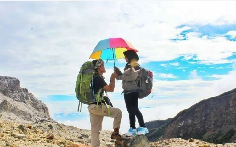 15 Potret Romantis Pasangan Pendaki yang Pamer Kemesraan. Bisa Bikin Kamu Baper Terus-terusan 27