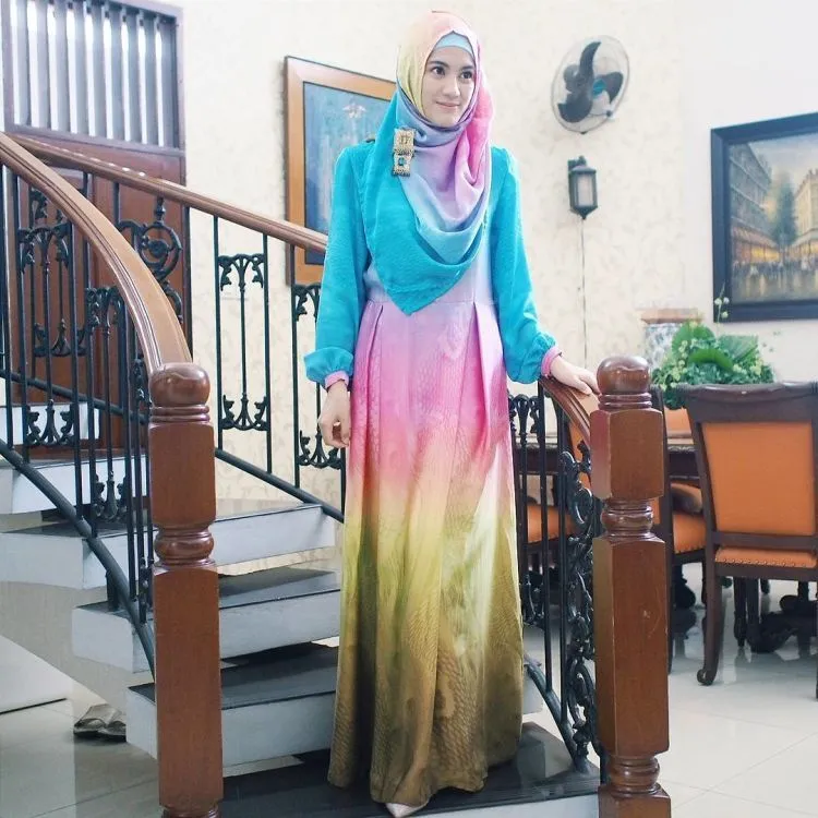 10 Style Kondangan Menawan Dengan Hijab Menutup Dada dan Long Dress. Meski Sederhana, Namun Tetap Memesona 11