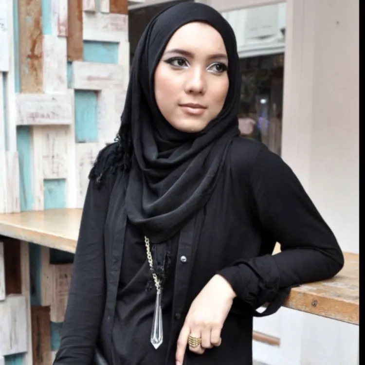 8 Gaya Hijab Polos VS Motif. Mana yang Cocok Dipakai Saat Kamu Ingin Tampil Kasual? 28
