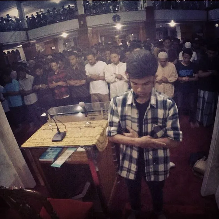 Banyak yang Tercengang. Suara Merdu Muzammil Hasballah, Imam Muda dari ITB Ini Bikin Hati Lapang 5