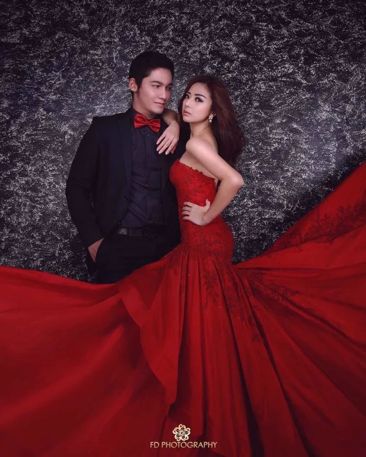 Intip Yuk Prewedding di Tengah Padang Ilalang Ala Samuel Zylgwyn dan Franda. Cakep! 11