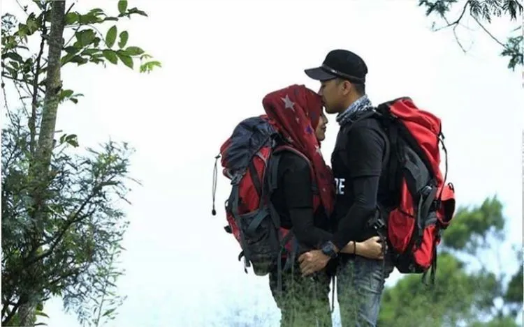 15 Potret Romantis Pasangan Pendaki yang Pamer Kemesraan. Bisa Bikin Kamu Baper Terus-terusan 28