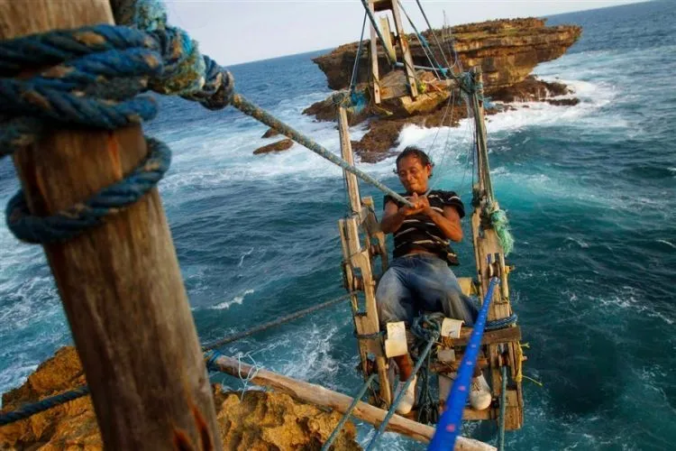 Kalau ke Jogja, Jangan Lupa Mampir Ke Pantai Timang. Biarkan Adrenalinmu Terpacu Di Atas Karang! 10