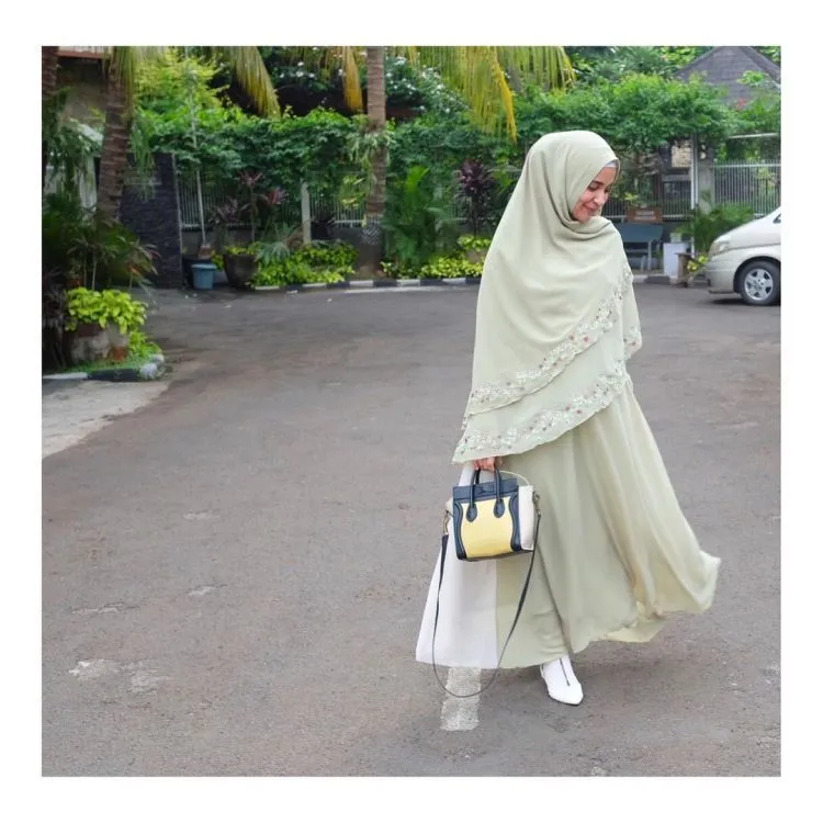 10 Style Kondangan Menawan Dengan Hijab Menutup Dada dan Long Dress. Meski Sederhana, Namun Tetap Memesona 15