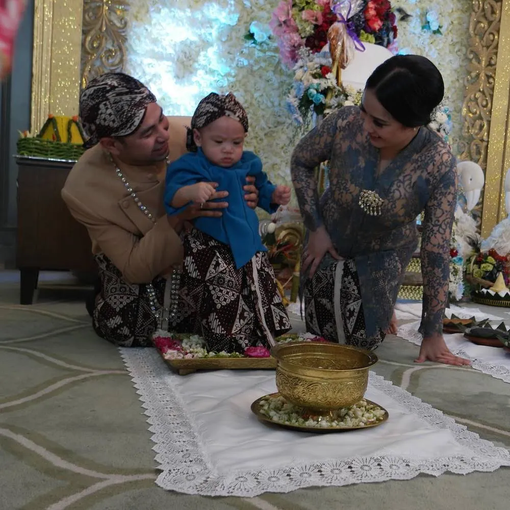 Bahagianya Raffi Ahmad - Nagita Slavina. Pose Unyu Menggemaskan dari Rafathar Ini Nggak Bikin Bosan! 18