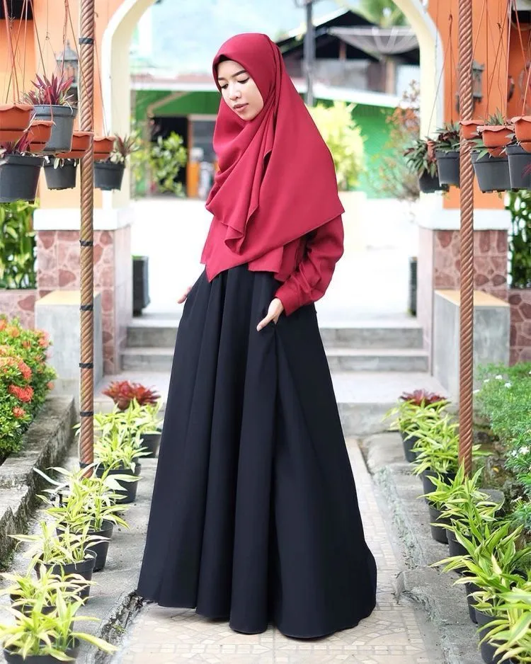10 Style Kondangan Menawan Dengan Hijab Menutup Dada dan Long Dress. Meski Sederhana, Namun Tetap Memesona 12