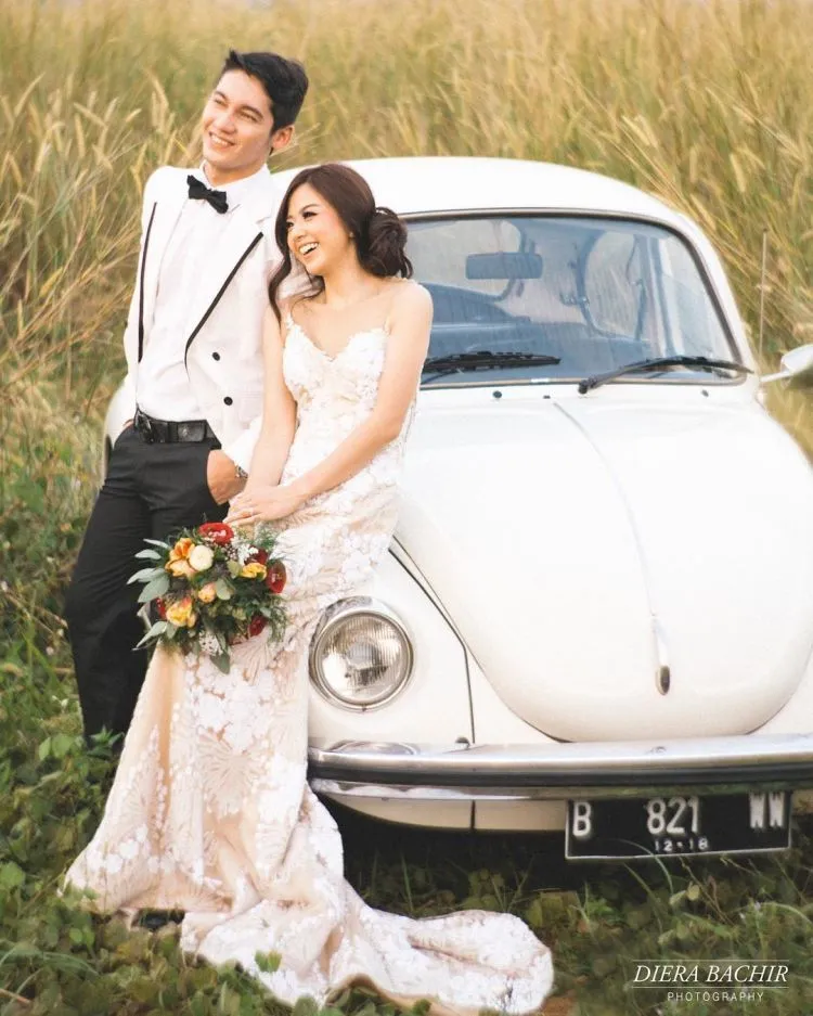 Intip Yuk Prewedding di Tengah Padang Ilalang Ala Samuel Zylgwyn dan Franda. Cakep! 8