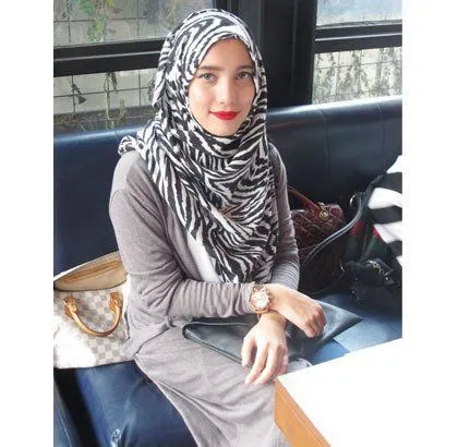 8 Gaya Hijab Polos VS Motif. Mana yang Cocok Dipakai Saat Kamu Ingin Tampil Kasual? 29