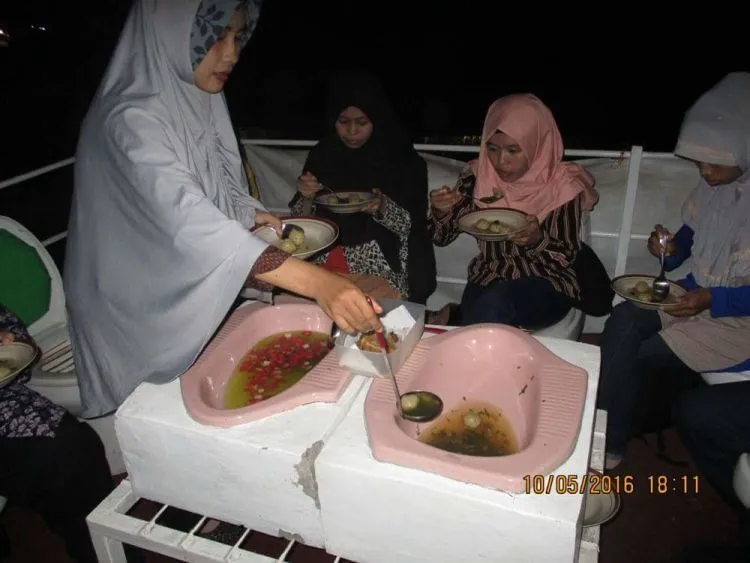 Geli! Sebuah Cafe Sajikan Hidangan di Atas Jamban. Yakin Kamu Masih Bisa Makan? 7
