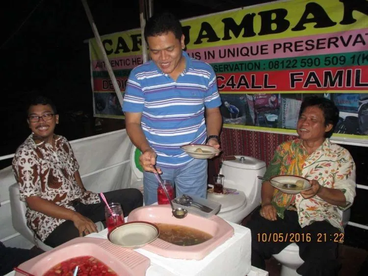 Geli! Sebuah Cafe Sajikan Hidangan di Atas Jamban. Yakin Kamu Masih Bisa Makan? 11