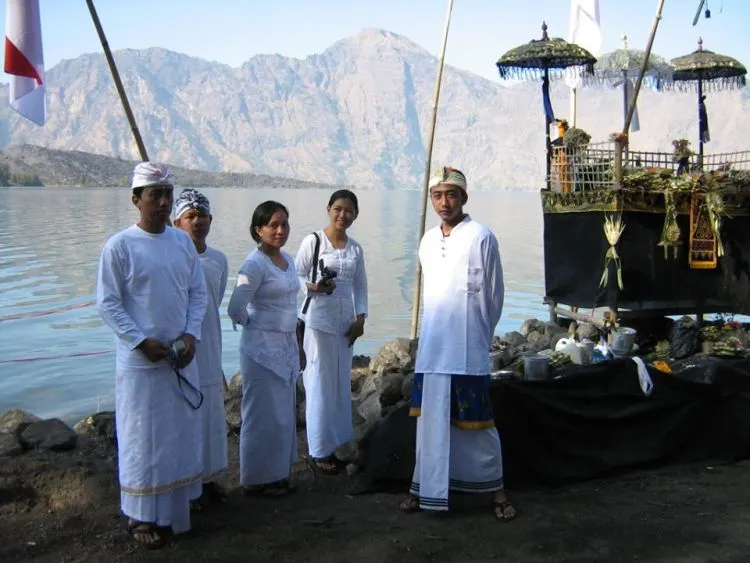 Diprotes Netizen dan Pecinta Alam, Plang Besi di Danau Segara Anak Rinjani Akhirnya Dicopot! 7