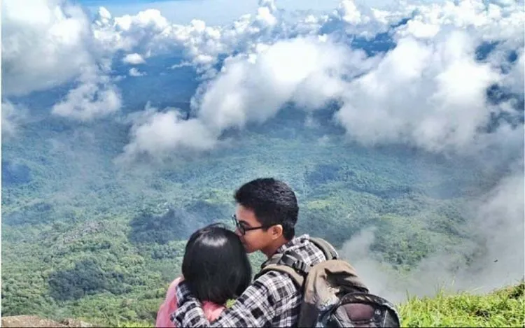 15 Potret Romantis Pasangan Pendaki yang Pamer Kemesraan. Bisa Bikin Kamu Baper Terus-terusan 29