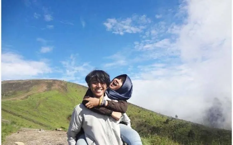 15 Potret Romantis Pasangan Pendaki yang Pamer Kemesraan. Bisa Bikin Kamu Baper Terus-terusan 30