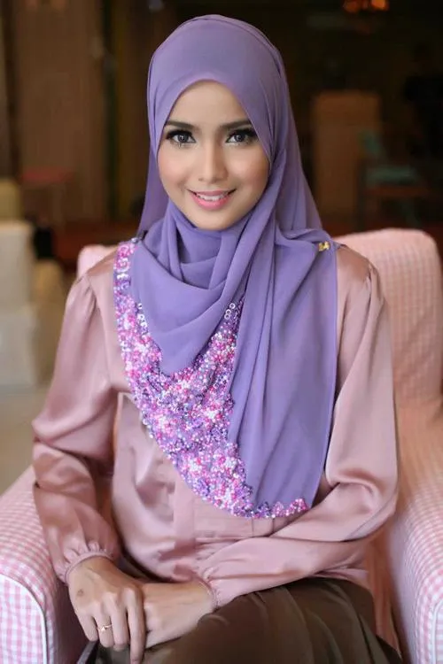 Biar Wajahmu Kelihatan Cerah Berseri, Coba Trik-trik Berhijab Ini! 13