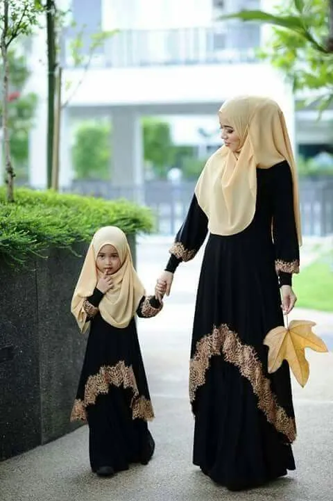 Punya Anak Perempuan Memang Masih Impian. Tapi Boleh Kok, Melihat 9 Inspirasi Baju Kembaran Ibu-Anak Ini