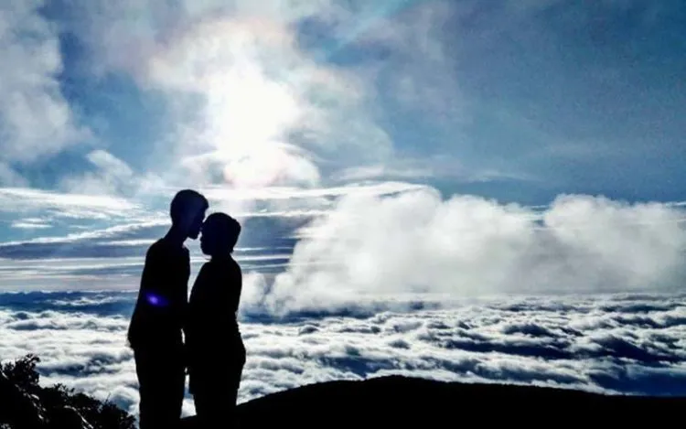 15 Potret Romantis Pasangan Pendaki yang Pamer Kemesraan. Bisa Bikin Kamu Baper Terus-terusan 18