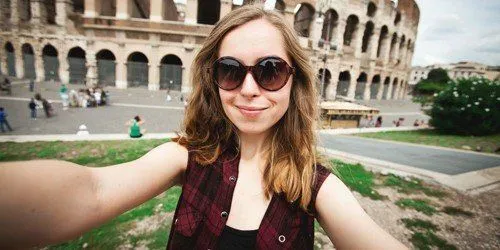 6 Gaya Selfie Ini Simpel Tapi Kekinian. Biar Memori Kamu Berkesan! 10