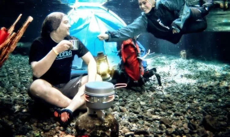 7 Inspirasi Foto Prewedding Underwater di Umbul Ponggok Klaten. Unik dan Antimainstream 14