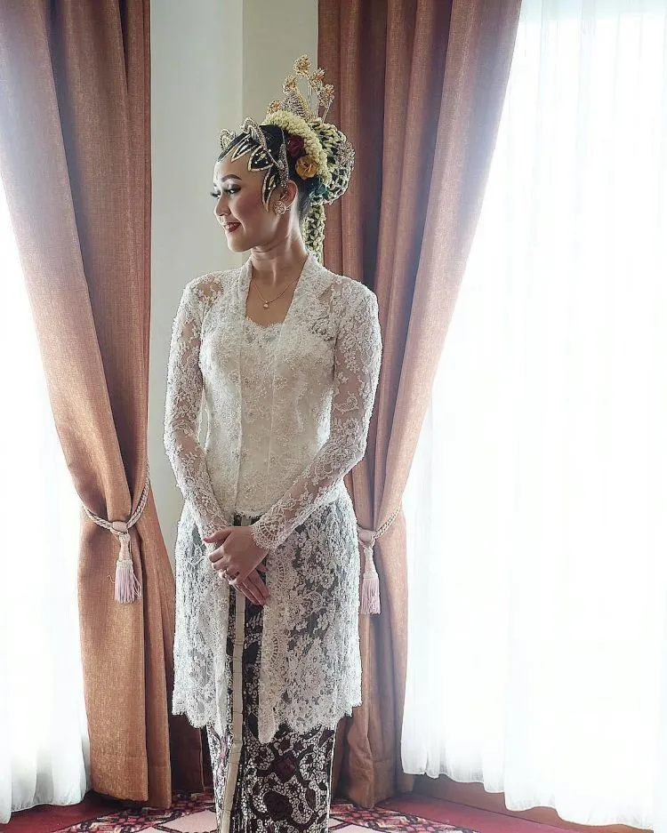 15 Kebaya Sederhana Ini Bisa Jadi Inspirasi Untuk Mempercantik Dirimu di Akad Nikah Nanti 18