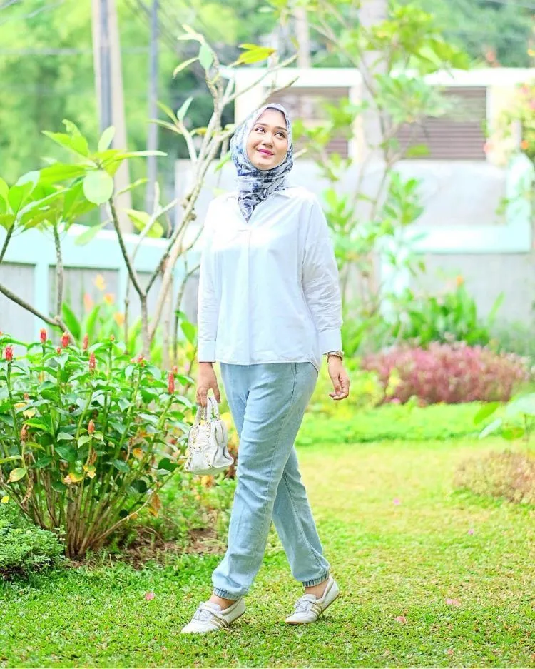 7 Tips Memilih Outfit Buat Ngampus dari Dian Pelangi. Simple dan Nyaman Itu Penting 10