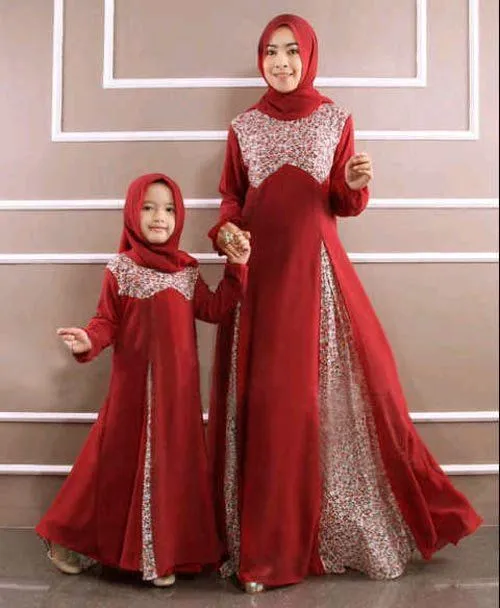 Punya Anak Perempuan Memang Masih Impian. Tapi Boleh Kok, Melihat 9 Inspirasi Baju Kembaran Ibu-Anak Ini 12