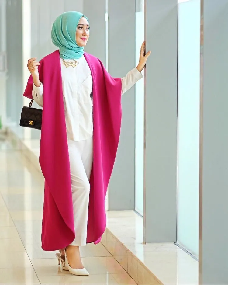 Intip Aksesoris Favoritnya Dian Pelangi, Yuk! Bisa Jadi Referensi Padupadan Tiap Hari 20