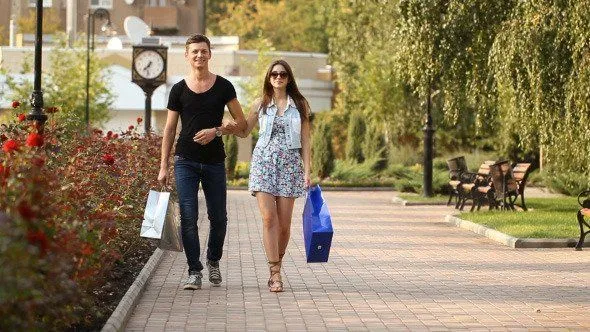 6 Hal Menyebalkan yang Terpaksa Dilakukin Cowok Demi Pacar. Cewek Gak Bakal Ngerti Pengorbanannya 9