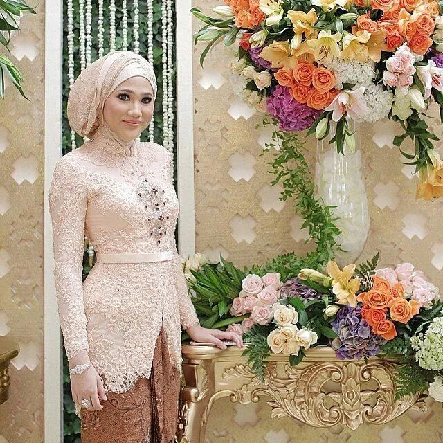 15 Kebaya Sederhana Ini Bisa Jadi Inspirasi Untuk Mempercantik Dirimu di Akad Nikah Nanti 19