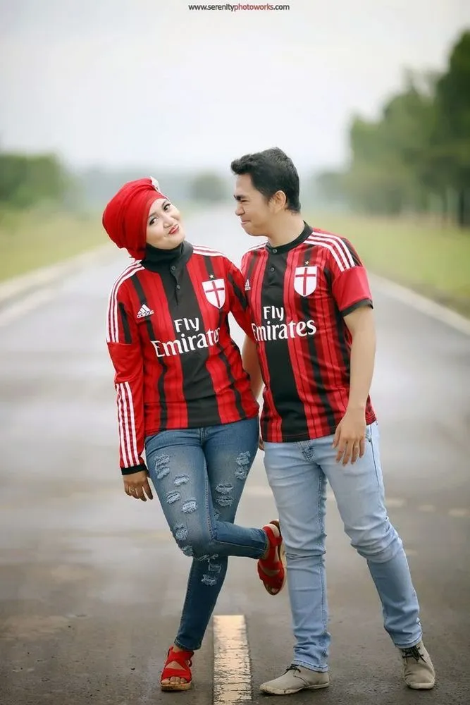 Untukmu Cewek yang Punya Pacar Penggemar Bola, Tak Ada Salahnya Memakai Jersey Kembaran. Yuk. 14