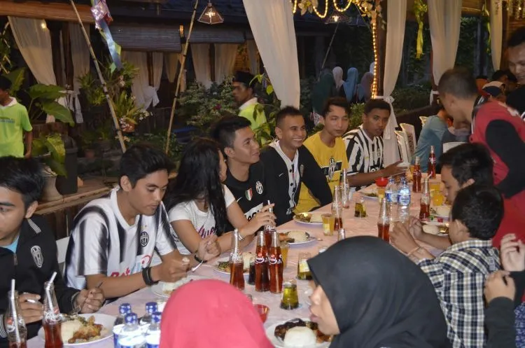 8 Tipe Teman yang Biasanya Muncul Waktu Ngurusin Buka Bersama. Kamu Masuk yang Mana? 13