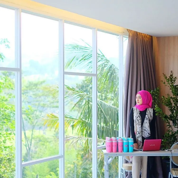 7 Tips Memilih Outfit Buat Ngampus dari Dian Pelangi. Simple dan Nyaman Itu Penting 11