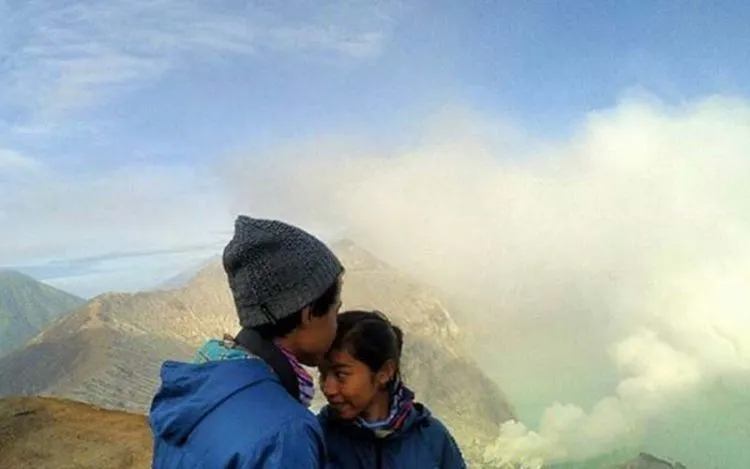 15 Potret Romantis Pasangan Pendaki yang Pamer Kemesraan. Bisa Bikin Kamu Baper Terus-terusan 19