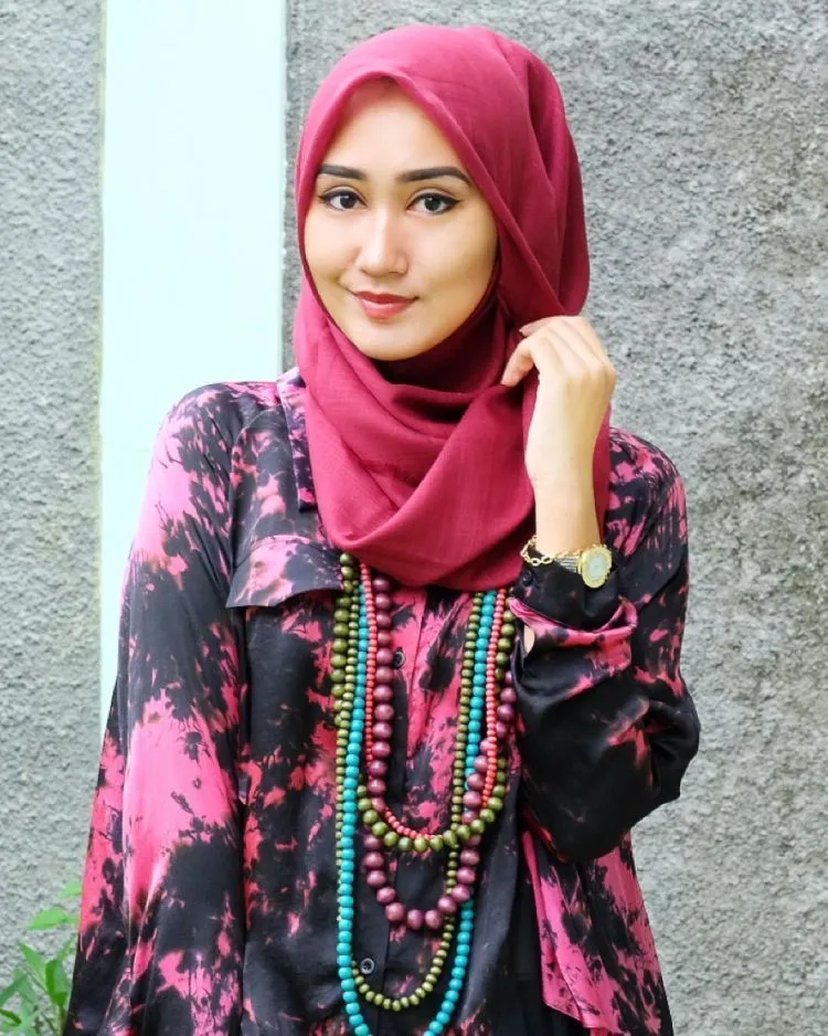 Intip Aksesoris Favoritnya Dian Pelangi, Yuk! Bisa Jadi Referensi Padupadan Tiap Hari 21