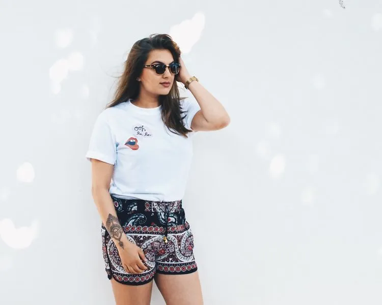 6 Macam Kaos Putih yang Semua Cewek Butuh. Simpel Adalah Koentji Ke Hati Para Pria! 9