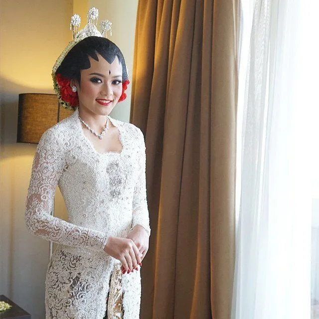 15 Kebaya Sederhana Ini Bisa Jadi Inspirasi Untuk Mempercantik Dirimu di Akad Nikah Nanti 20