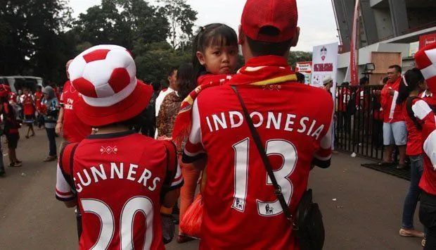 Untukmu Cewek yang Punya Pacar Penggemar Bola, Tak Ada Salahnya Memakai Jersey Kembaran. Yuk. 15