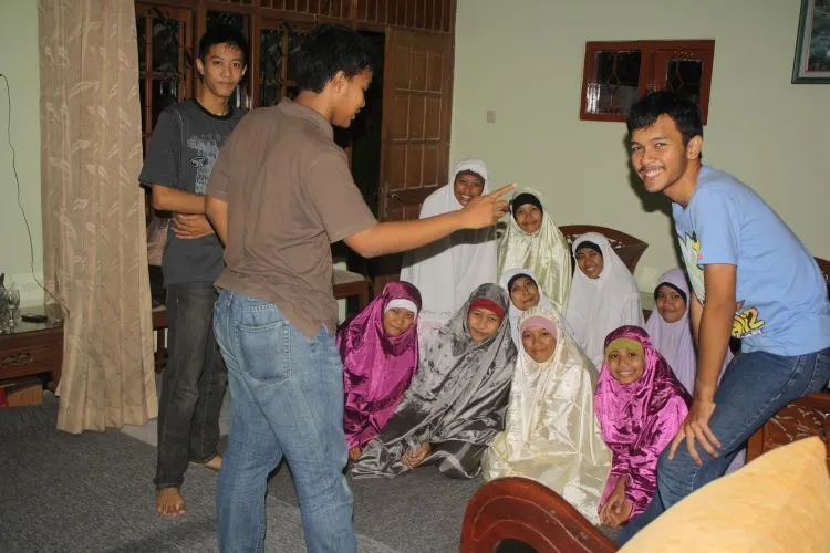 8 Tipe Teman yang Biasanya Muncul Waktu Ngurusin Buka Bersama. Kamu Masuk yang Mana? 14