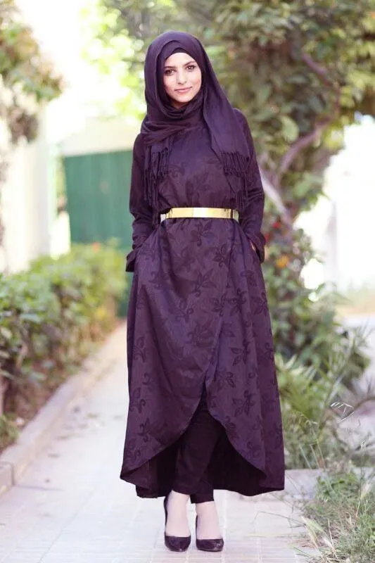 10 Style Kondangan Menawan Dengan Hijab Menutup Dada dan Long Dress. Meski Sederhana, Namun Tetap Memesona 20