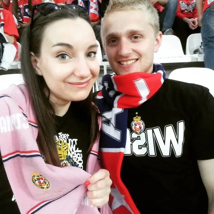 Untukmu Cewek yang Punya Pacar Penggemar Bola, Tak Ada Salahnya Memakai Jersey Kembaran. Yuk. 16