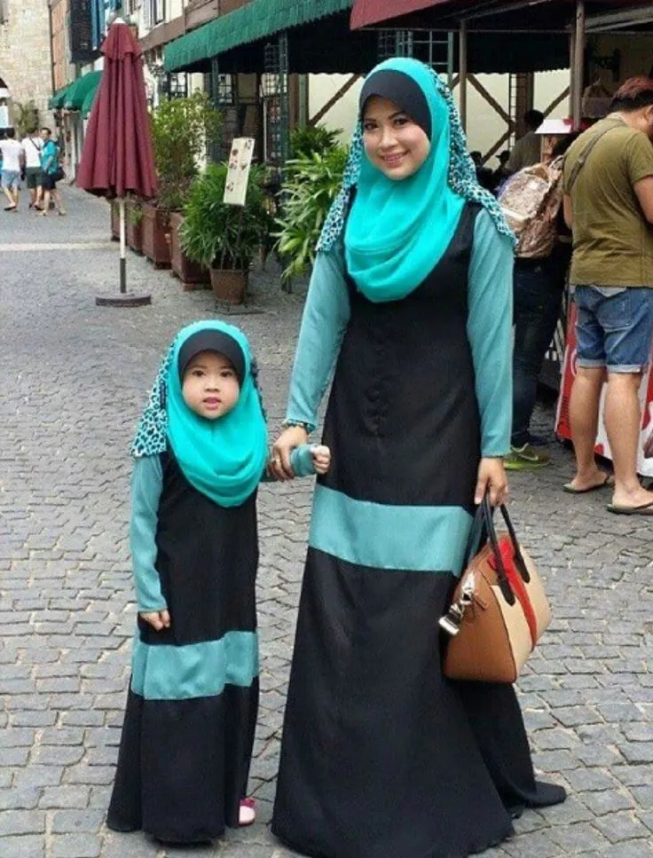 Punya Anak Perempuan Memang Masih Impian. Tapi Boleh Kok, Melihat 9 Inspirasi Baju Kembaran Ibu-Anak Ini 15