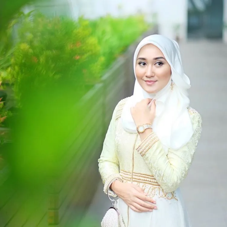 Intip Aksesoris Favoritnya Dian Pelangi, Yuk! Bisa Jadi Referensi Padupadan Tiap Hari 23