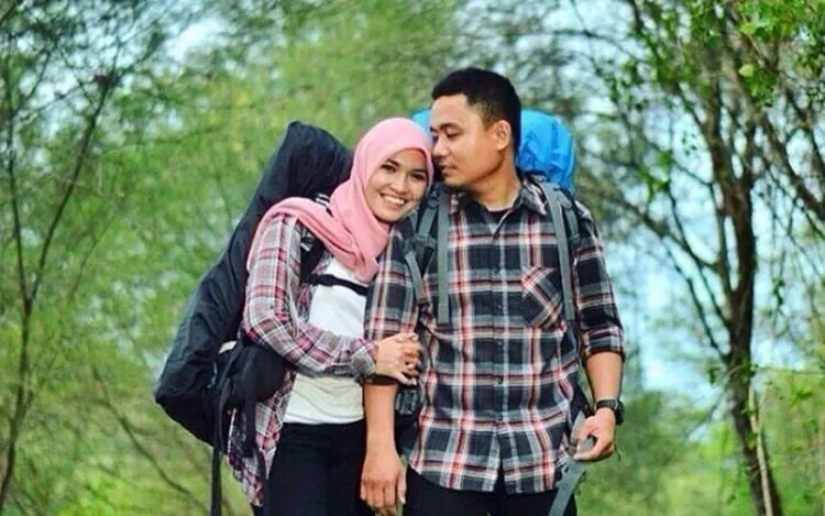 15 Potret Romantis Pasangan Pendaki yang Pamer Kemesraan. Bisa Bikin Kamu Baper Terus-terusan 21