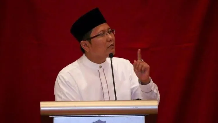 Apa Salah Desy Marlina? Perempuan Berhijab yang Menuai Kecaman Hanya Karena Memberi Makan Anjing. 8